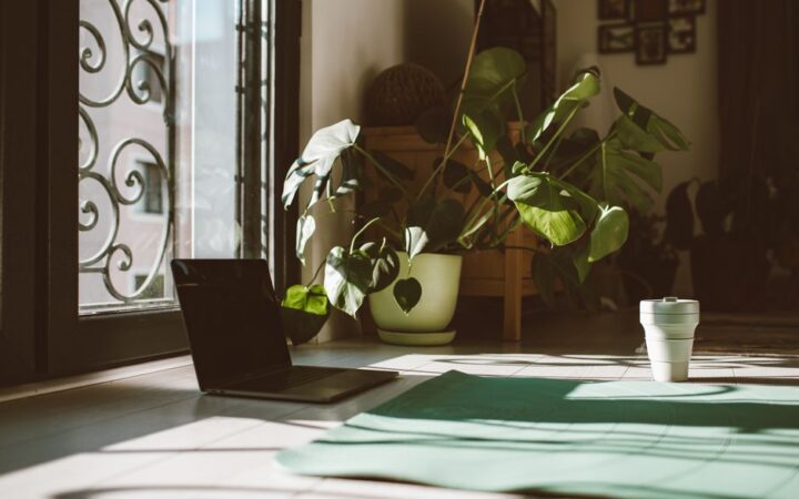 From Desk to Stretch: Unlocking the Benefits of Lunchtime Yoga in 2026