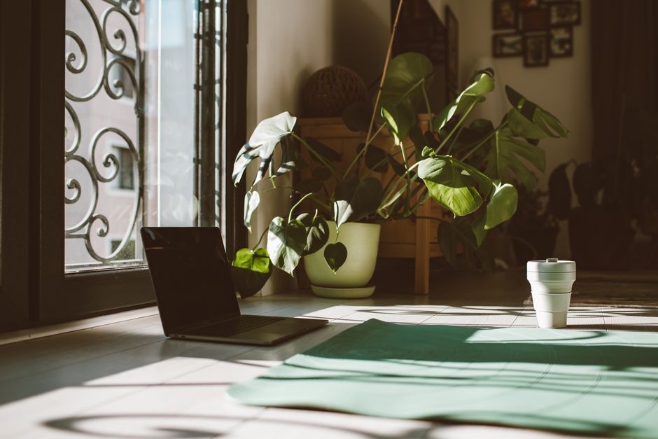 From Desk to Stretch: Unlocking the Benefits of Lunchtime Yoga in 2026